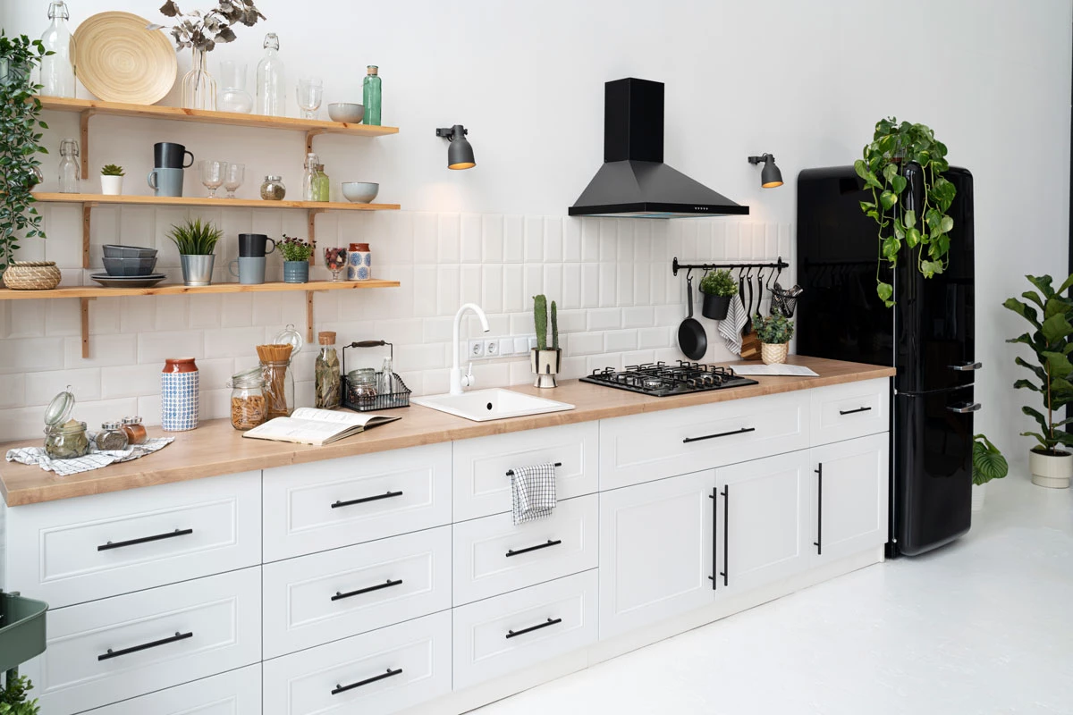 Cocina con azulejos pintados, campana decorativa negra y nevera vintage - Ideas para reformar cocina sin obras | Montaplac