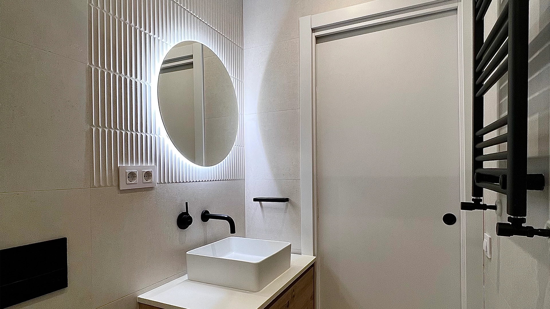Reforma integral del baño de un piso de Barcelona con uso de distintos tipos de azulejos.