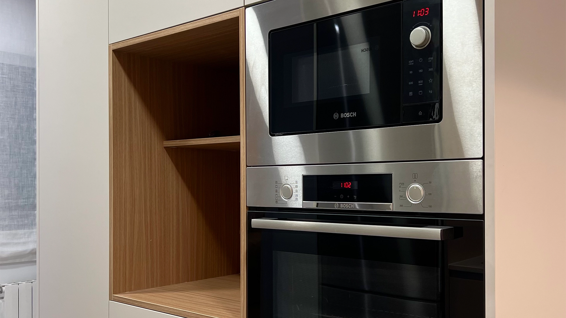 Reforma integral de la cocina de un piso de Barcelona con electrodomésticos empotrados
