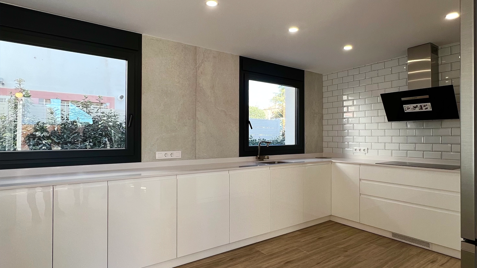 Cocina moderna con muebles lacados en blanco