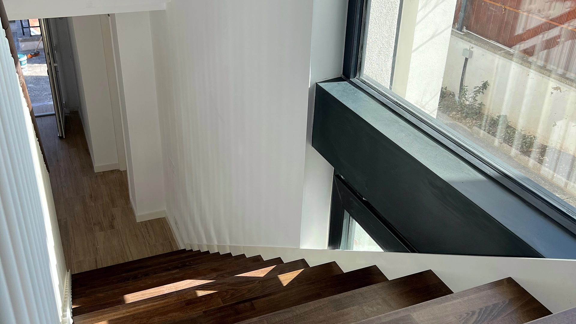 Detalle de escalera interior realizada en metal y madera en Barcelona