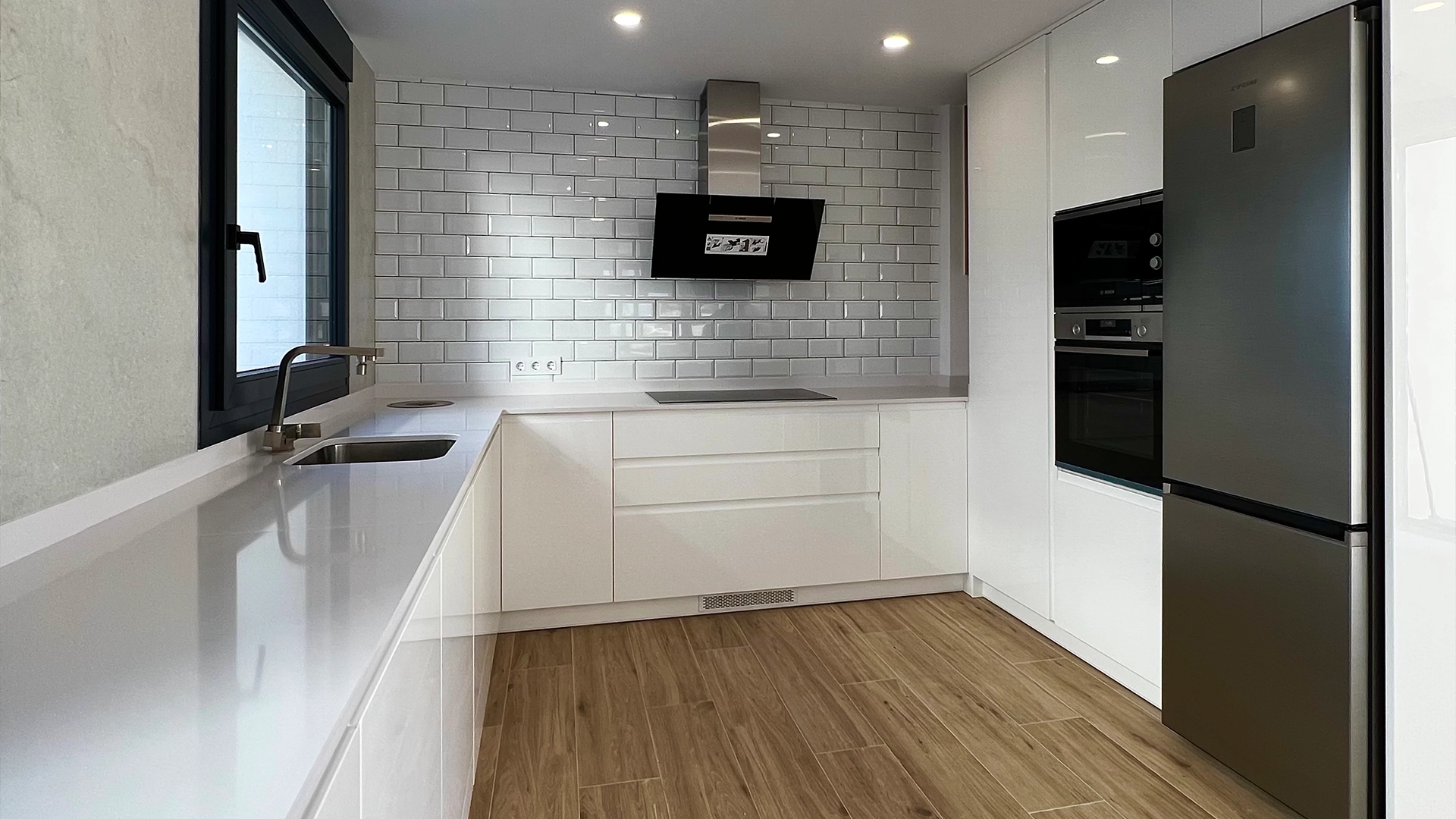 Cocina en blanco lacado y electrodomésticos premium