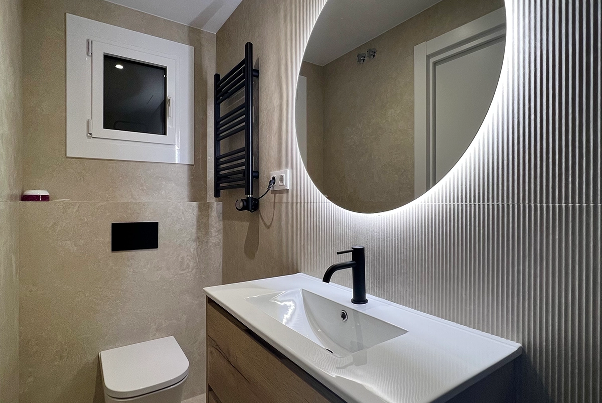 Reforma de baño de estilo moderno en un piso en Sant Boi en Barcelona.