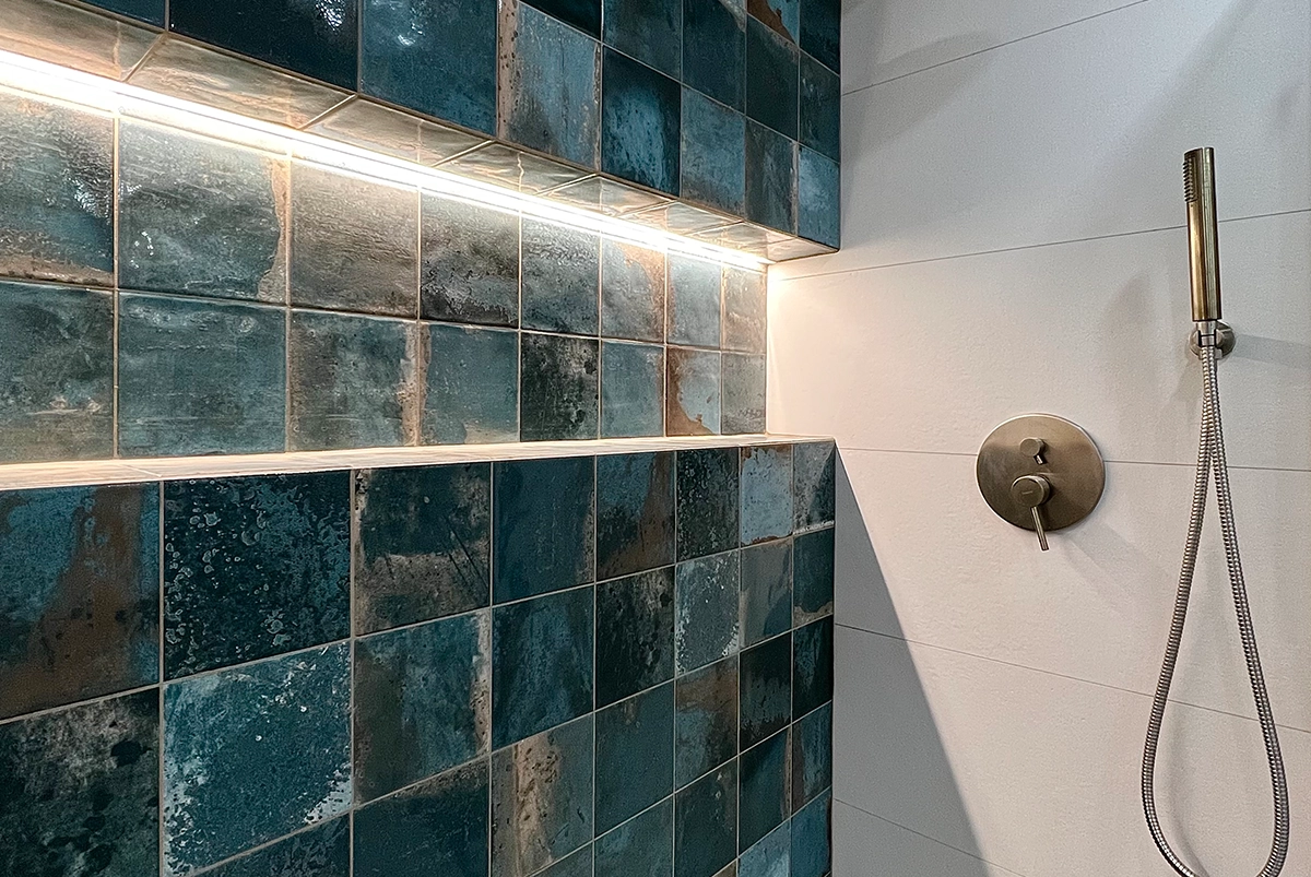 Detalle de azulejos vidriados en el baño e iluminación LED.